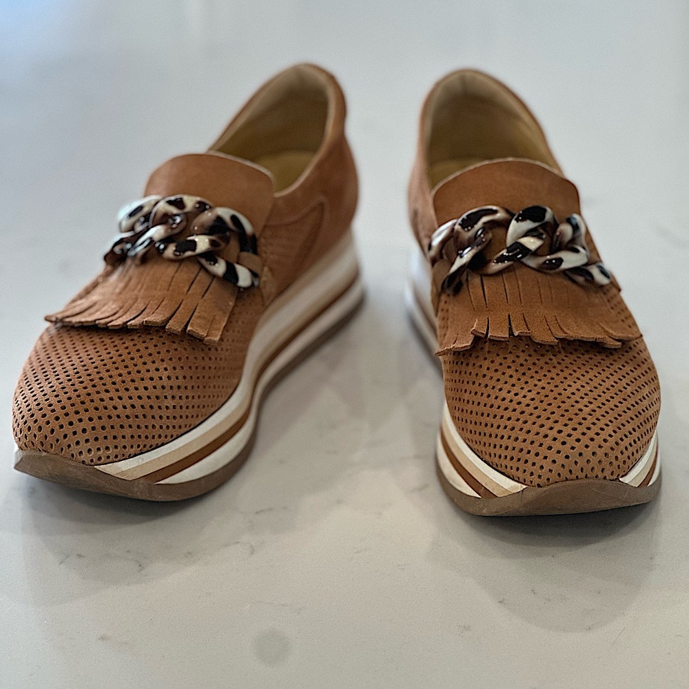 SOFTWAVES
CADIE TASSEL LOAFER
COGNAC SUEDE Size 40